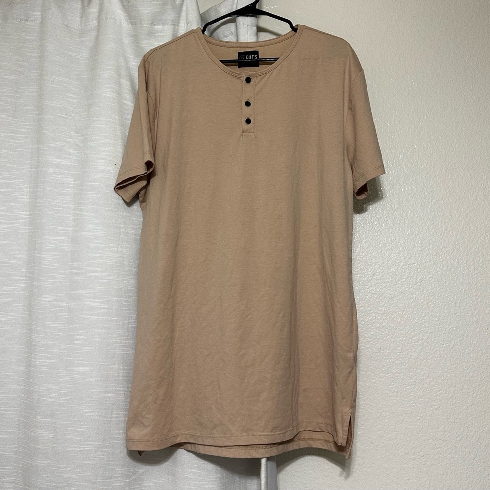 CUTS mens split hem tee